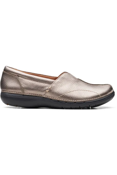 Clarks Un Loop Stride in Pebble Metalic