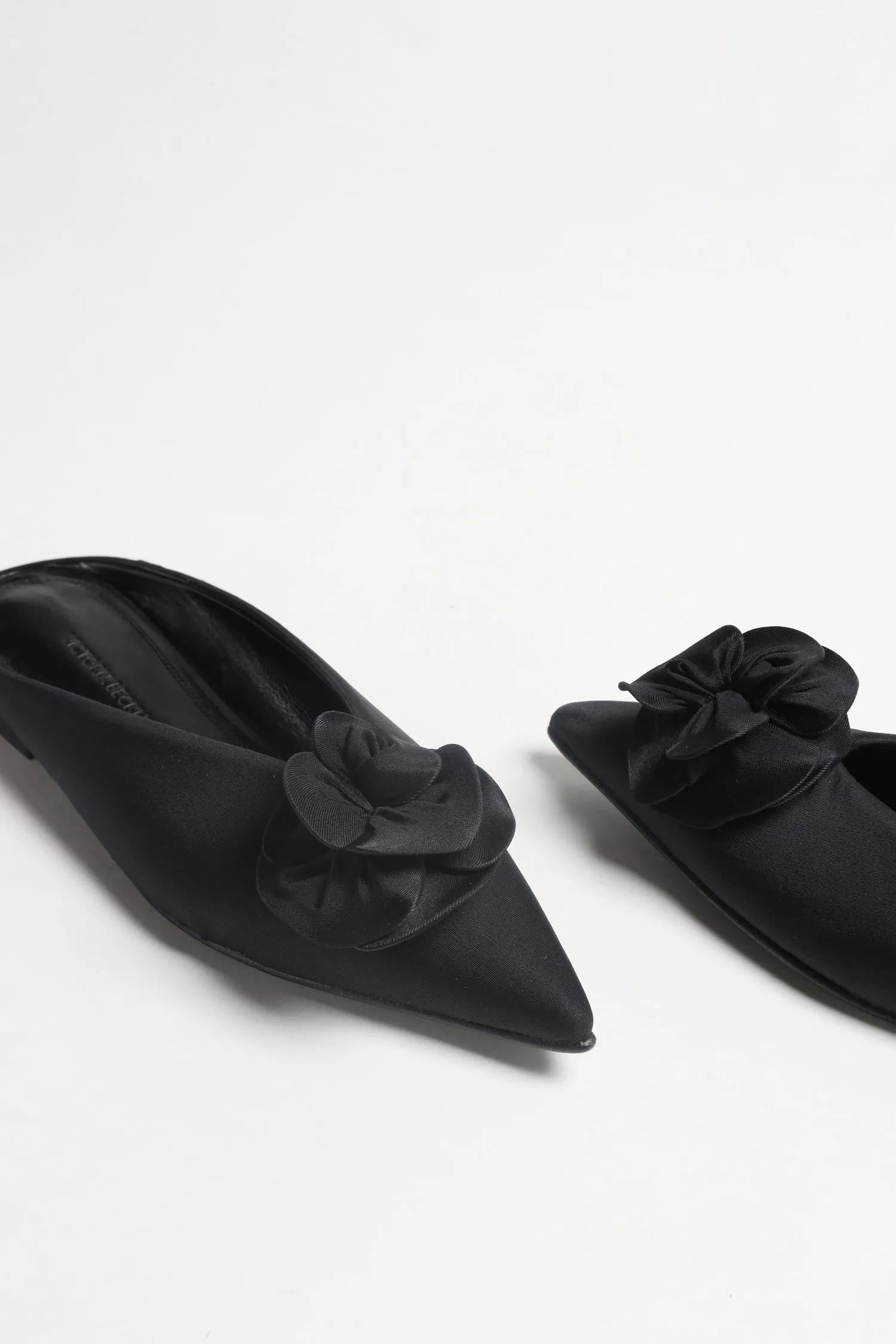 Mules Flower in Schwarz